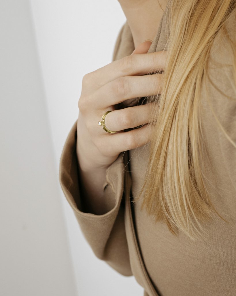 Кольцо с парящим бриллиантом в желтом золоте