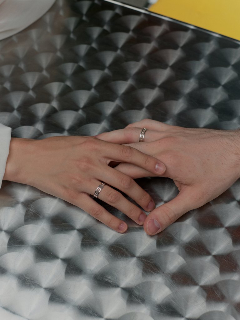 Кольцо ленточное остекление из белого золота