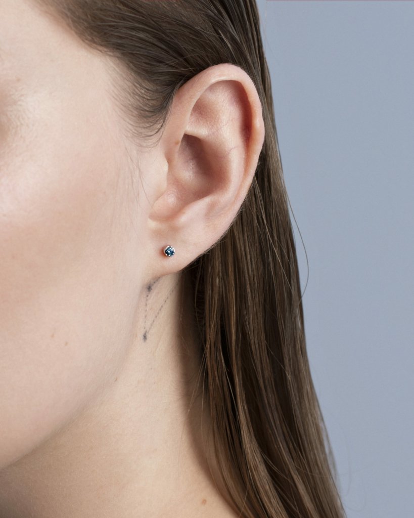Серьга-гвоздик с голубым лабораторным микробриллиантом