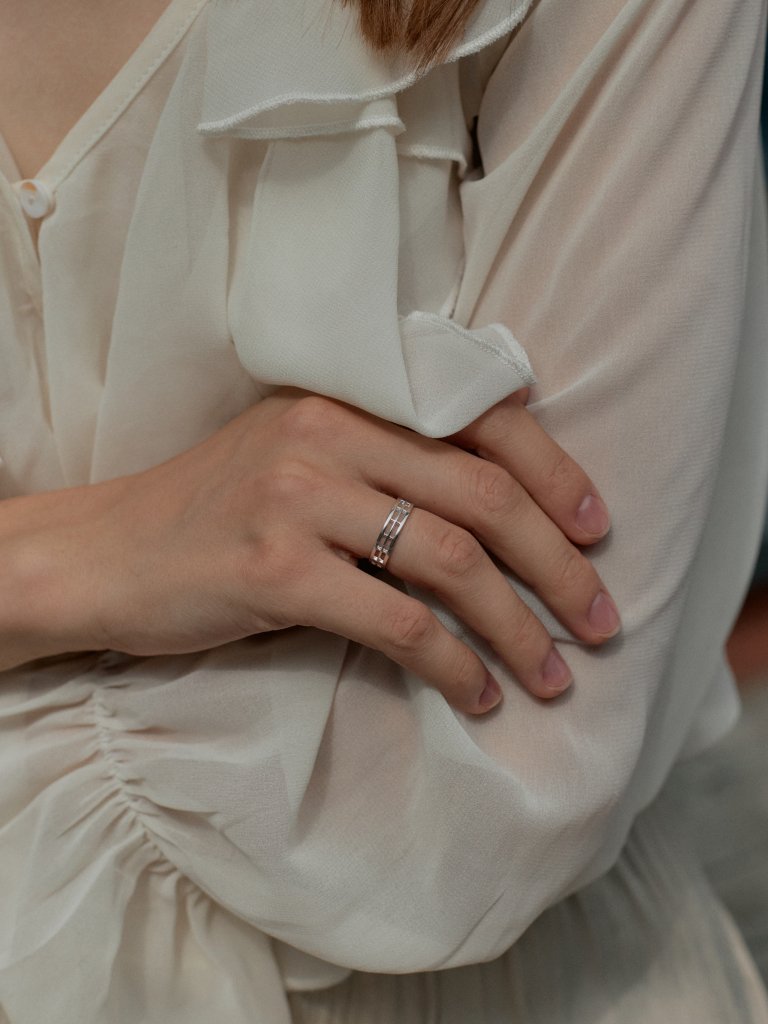 Кольцо ленточное остекление из белого золота