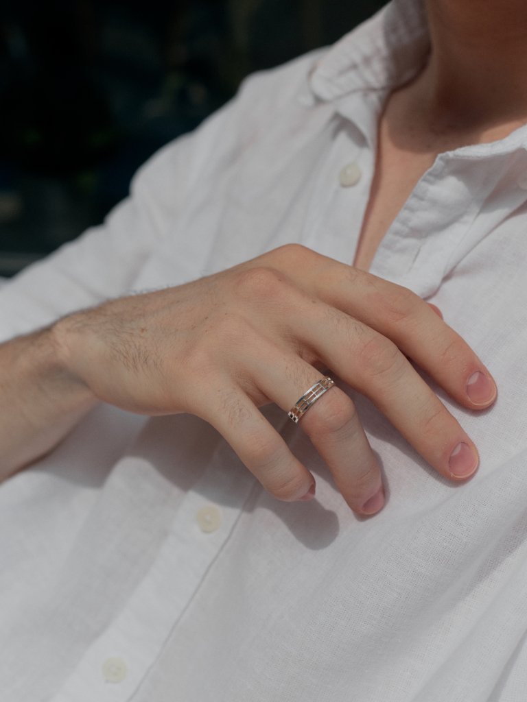 Кольцо ленточное остекление из белого золота