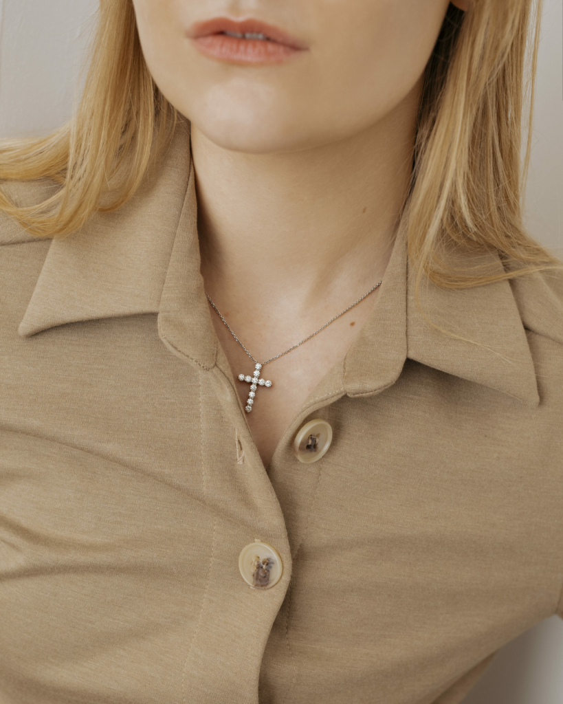 Подвеска-крестик из золота с бриллиантами