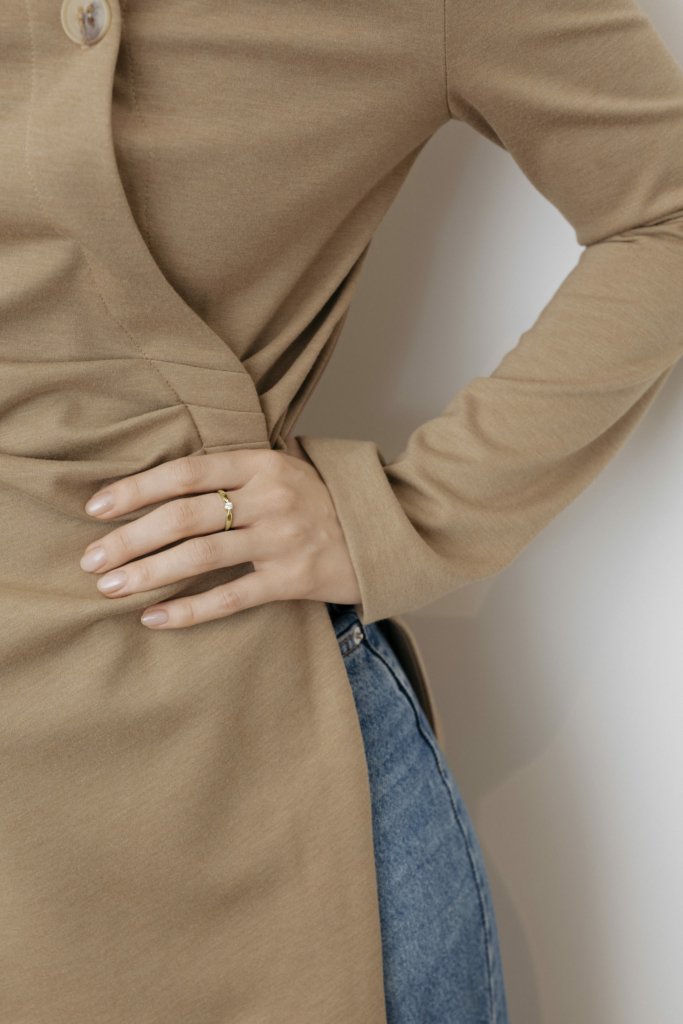 Кольцо с бриллиантом утонченное из желтого золота