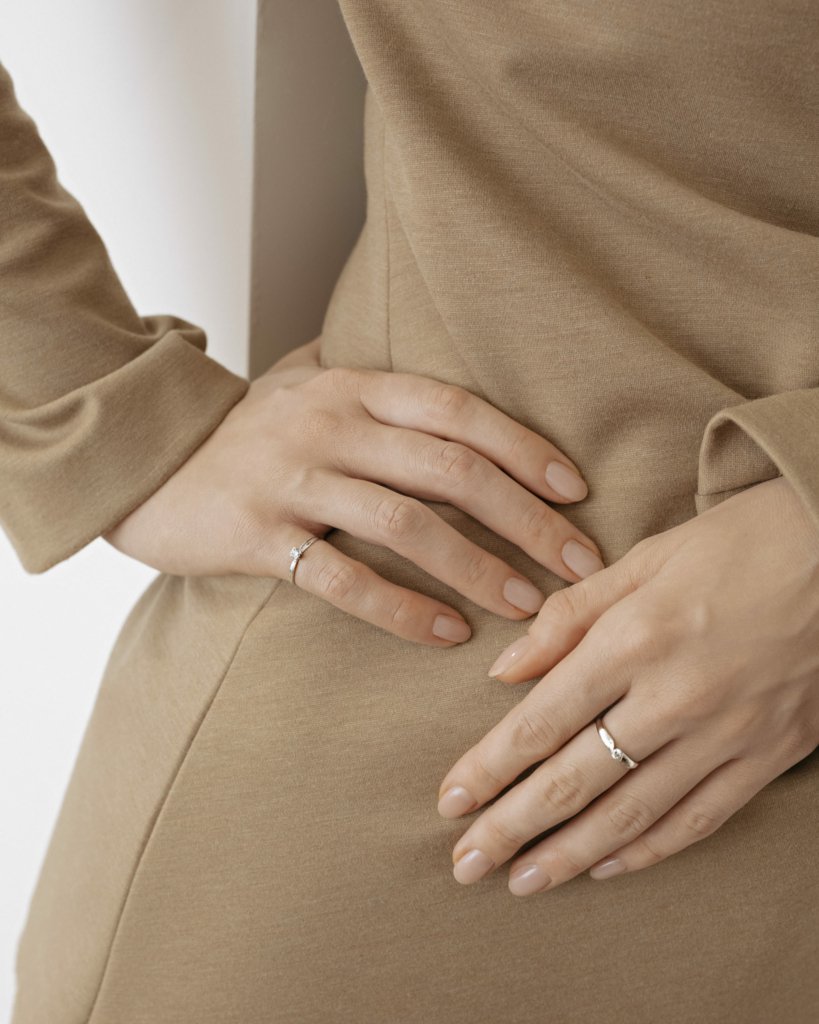 Кольцо с бриллиантом в кольце а-ля шелк