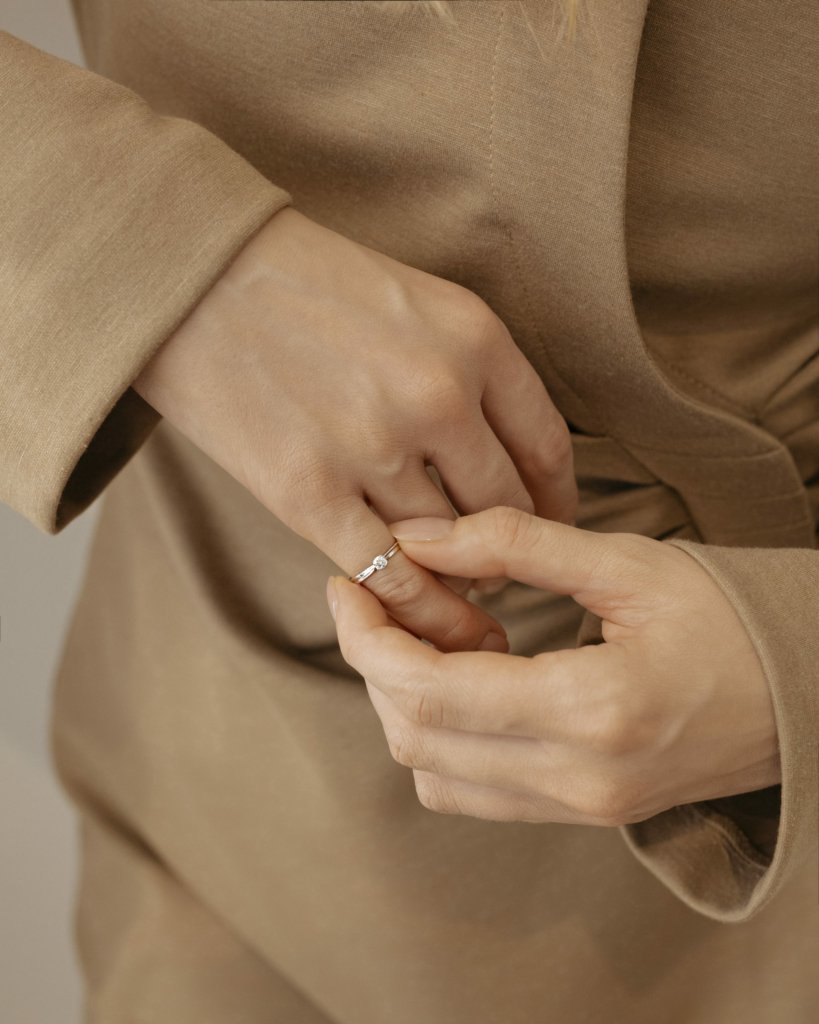 Кольцо с бриллиантом в кольце а-ля шелк