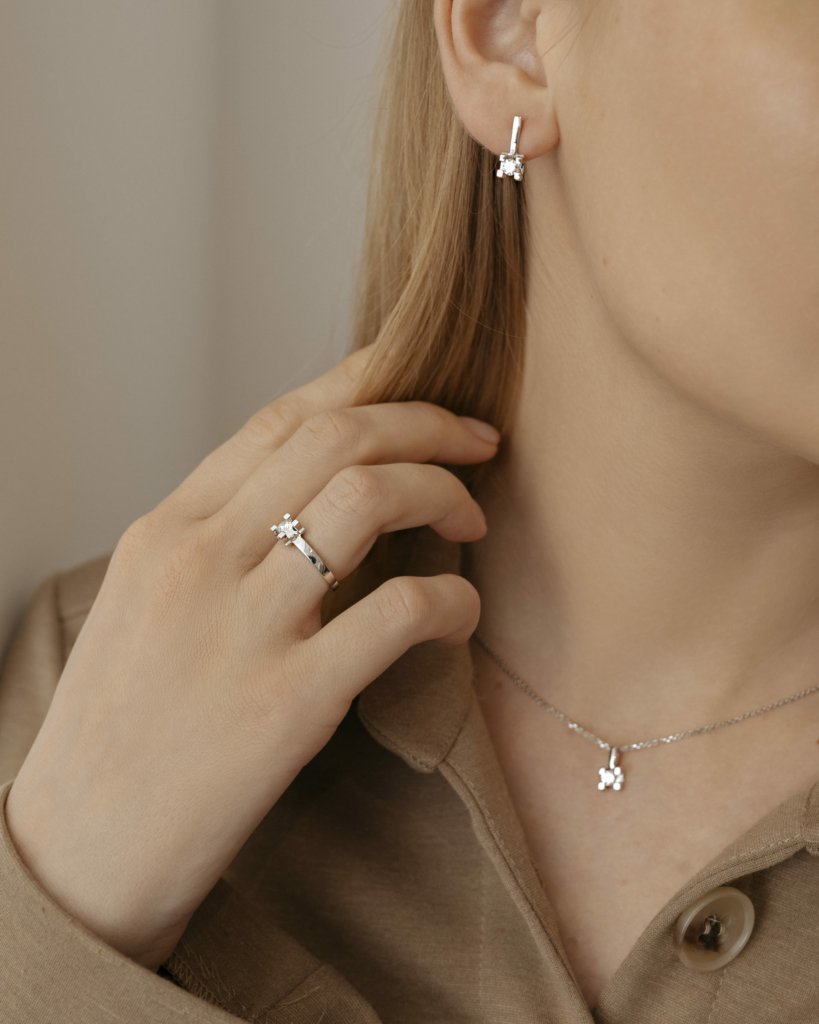 Кольцо с бриллиантом в большом квадрате