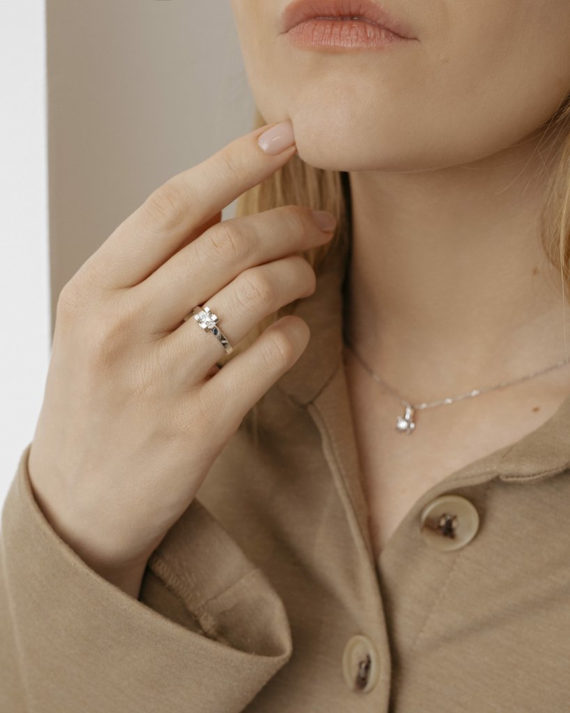 Кольцо с бриллиантом в большом квадрате