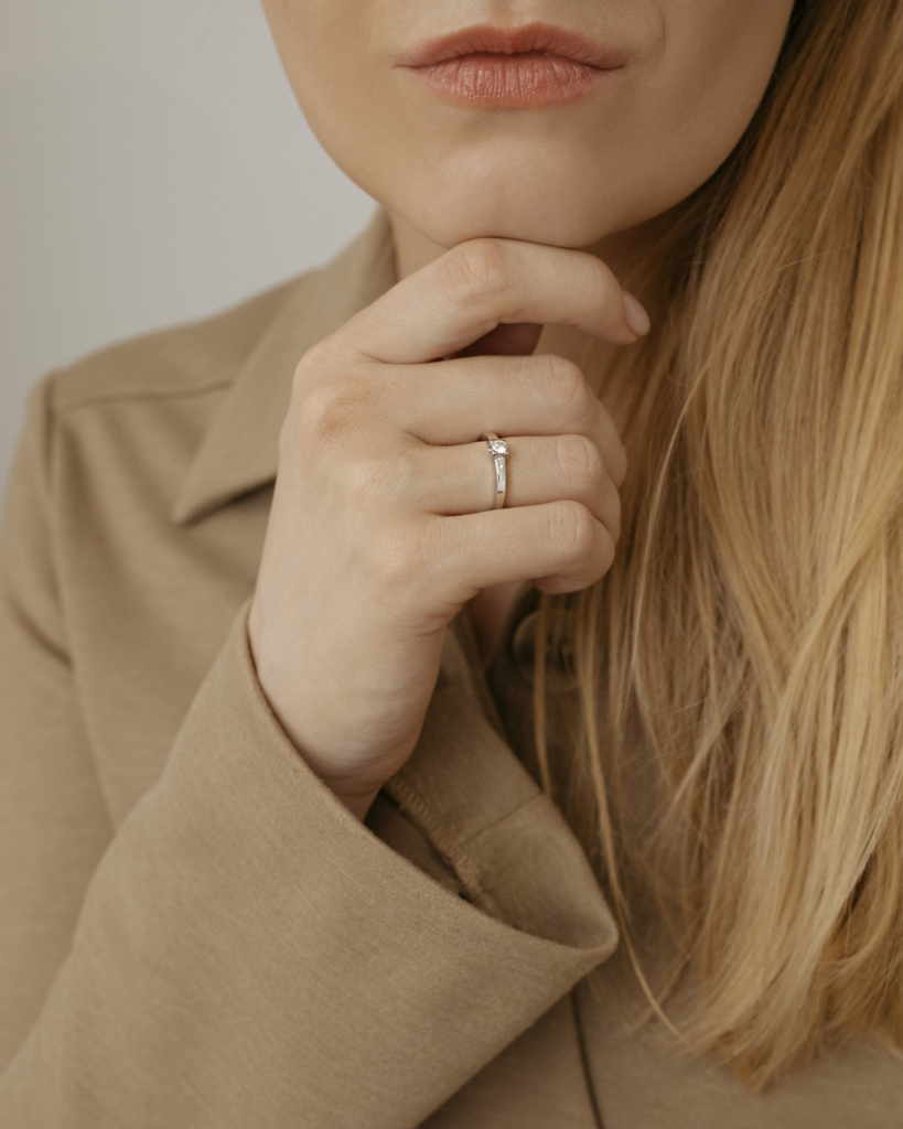 Кольцо с бриллиантом в квадрате