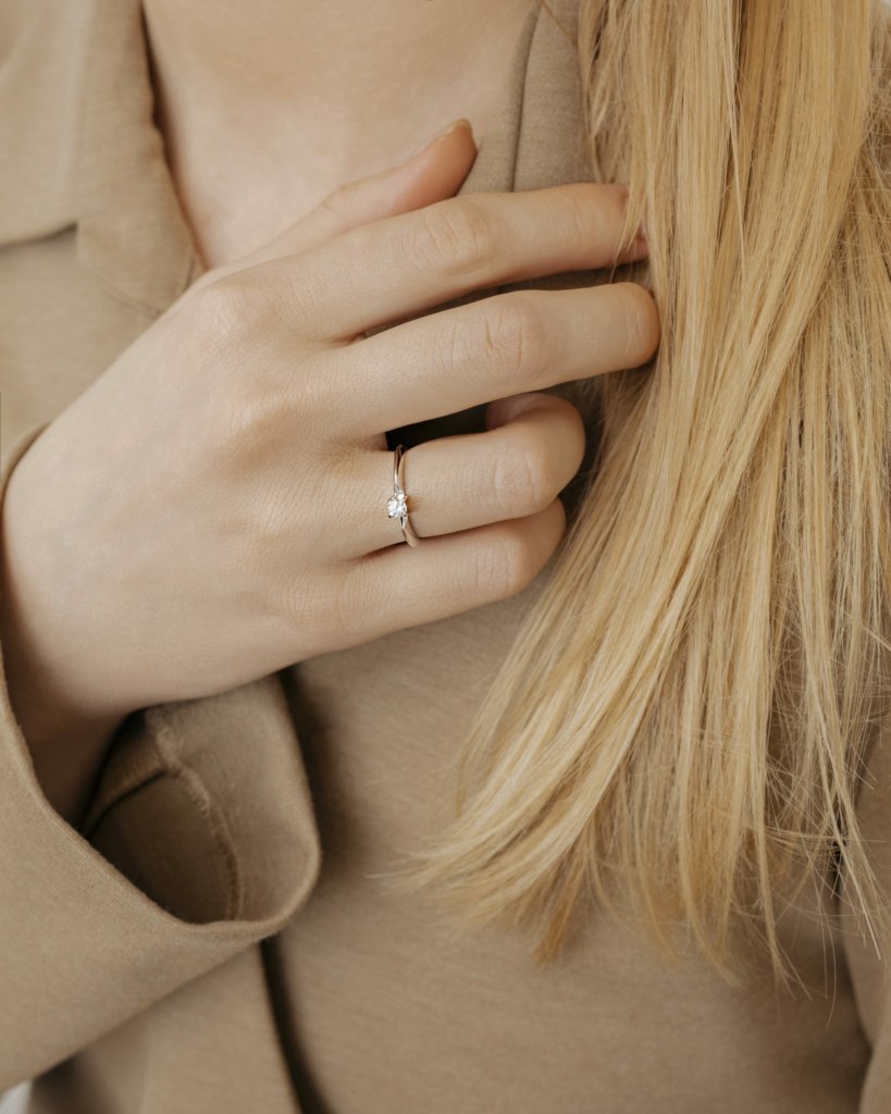 Кольцо с парящим бриллиантом