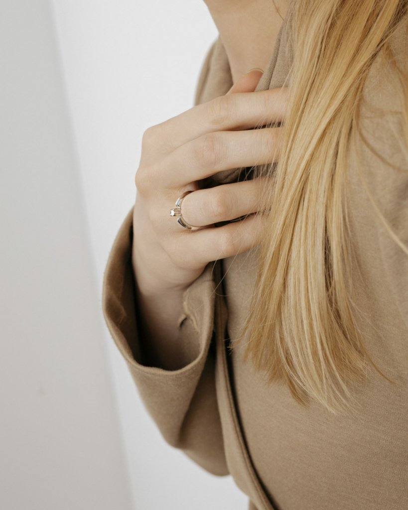 Кольцо с парящим бриллиантом