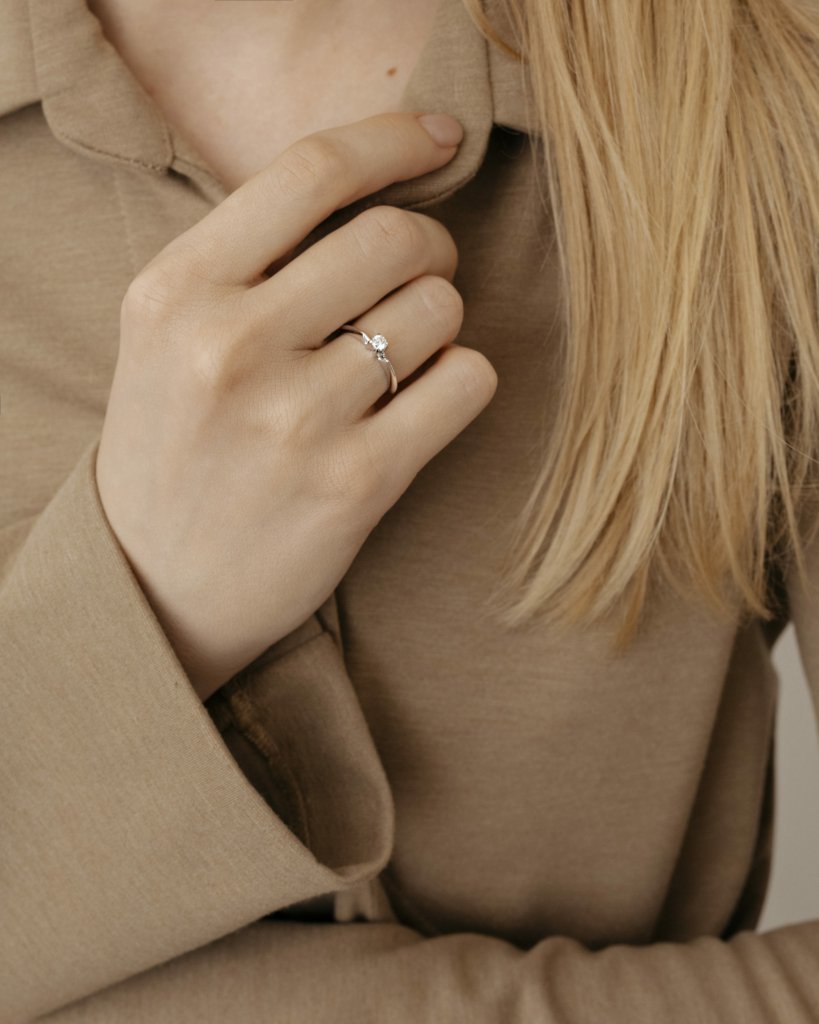 Кольцо с парящим бриллиантом