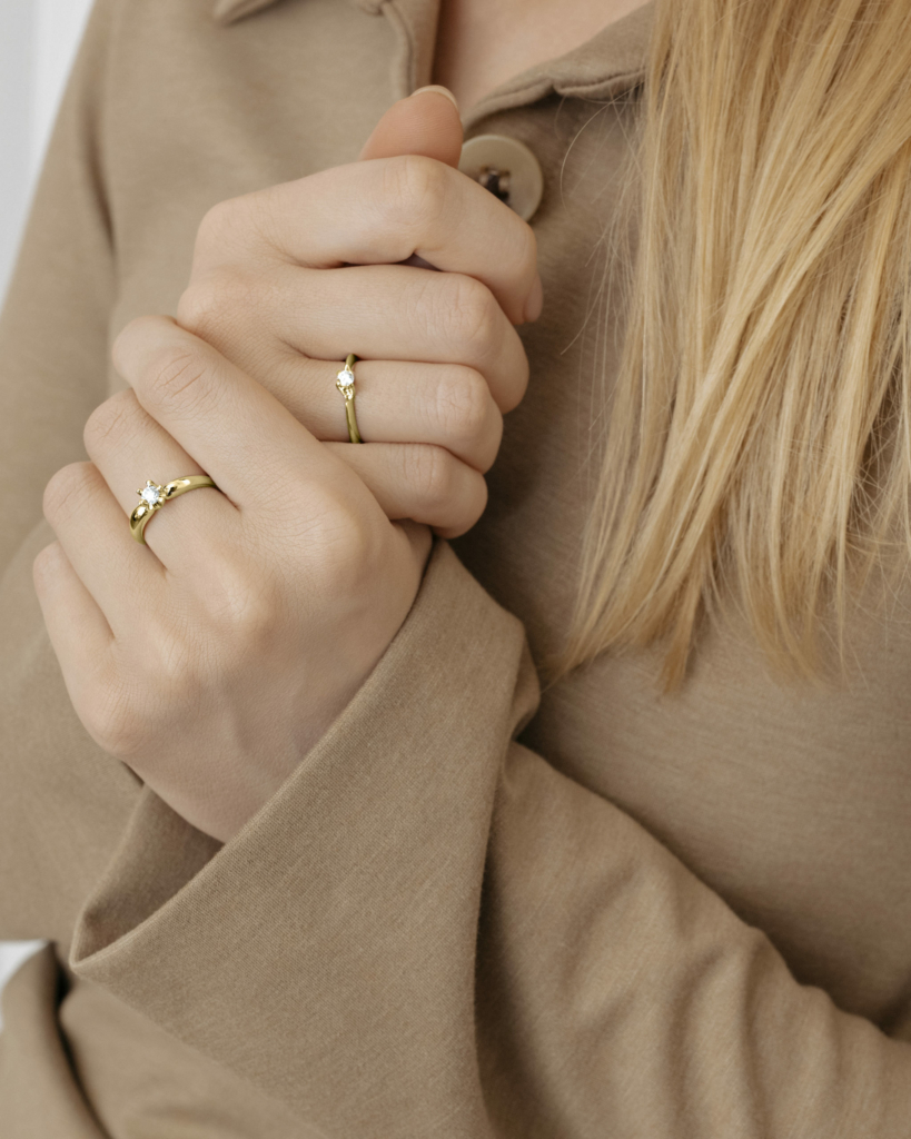 Кольцо с бриллиантом на 6 крапанах в золоте