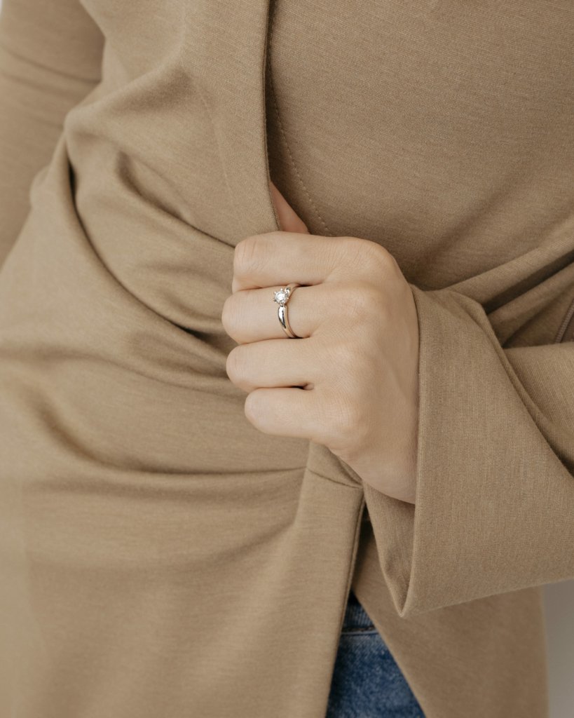 Кольцо с бриллиантом на 6 крапанах