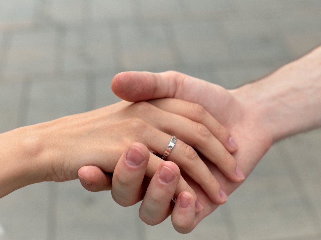 Кольцо с окошками из белого золота