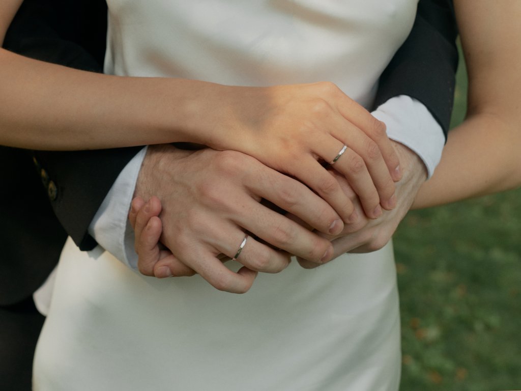 Обручальное кольцо из белого золота