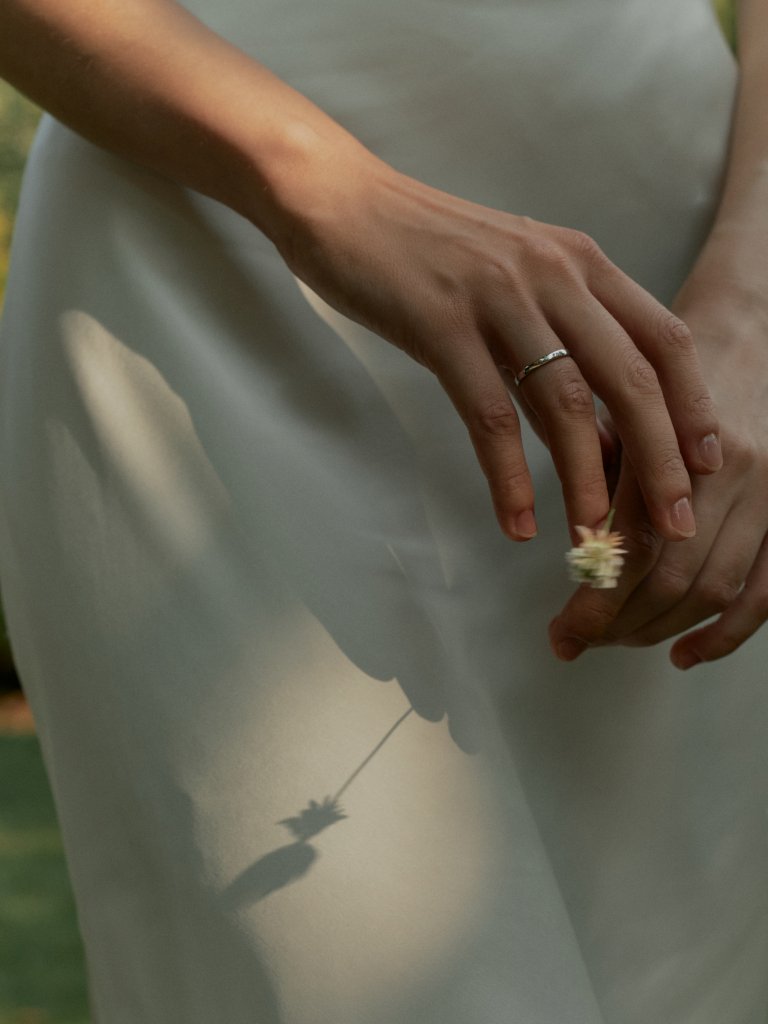 Обручальное кольцо из белого золота