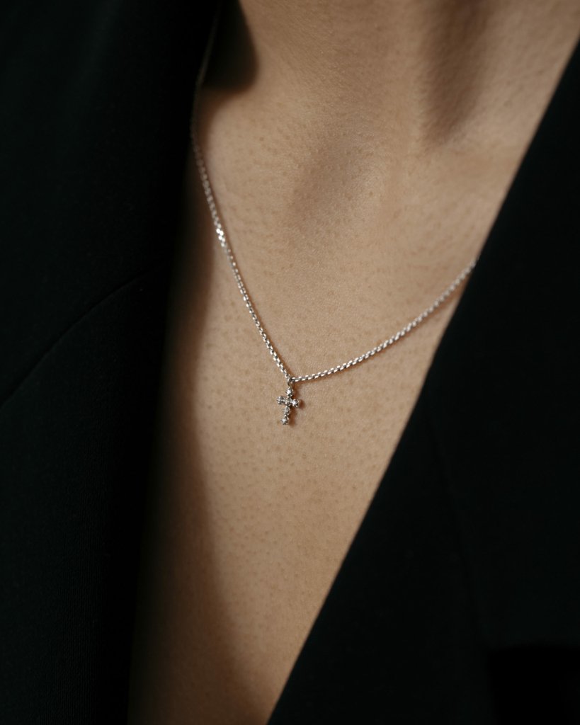 Крестик из белого золота с микробриллиантами