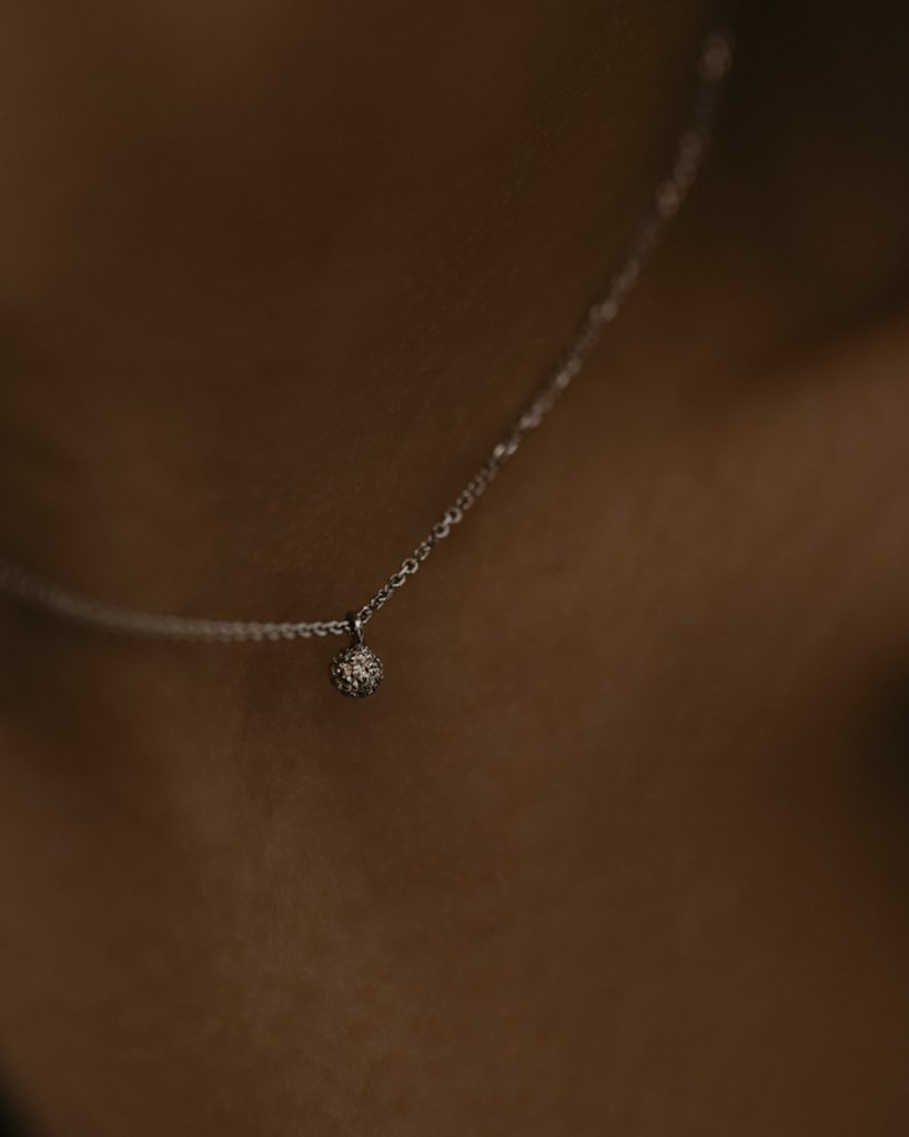 Подвеска-шарик из золота с бриллиантами