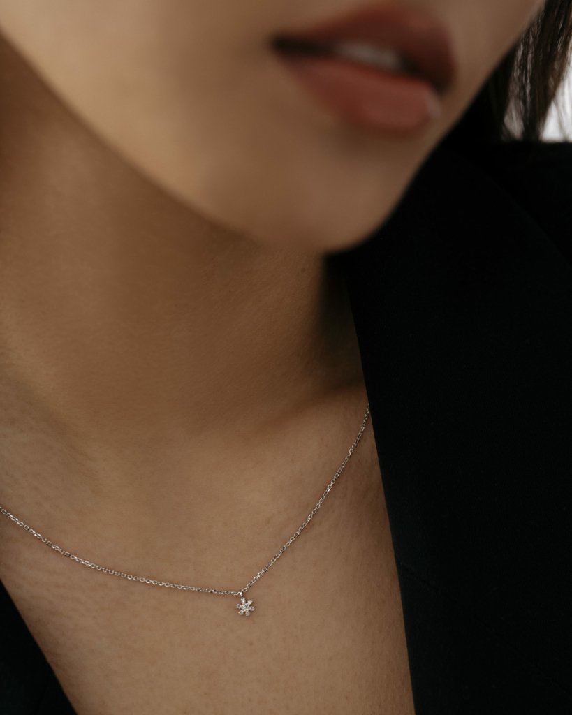 Подвеска-цветок из золота с микробриллиантами