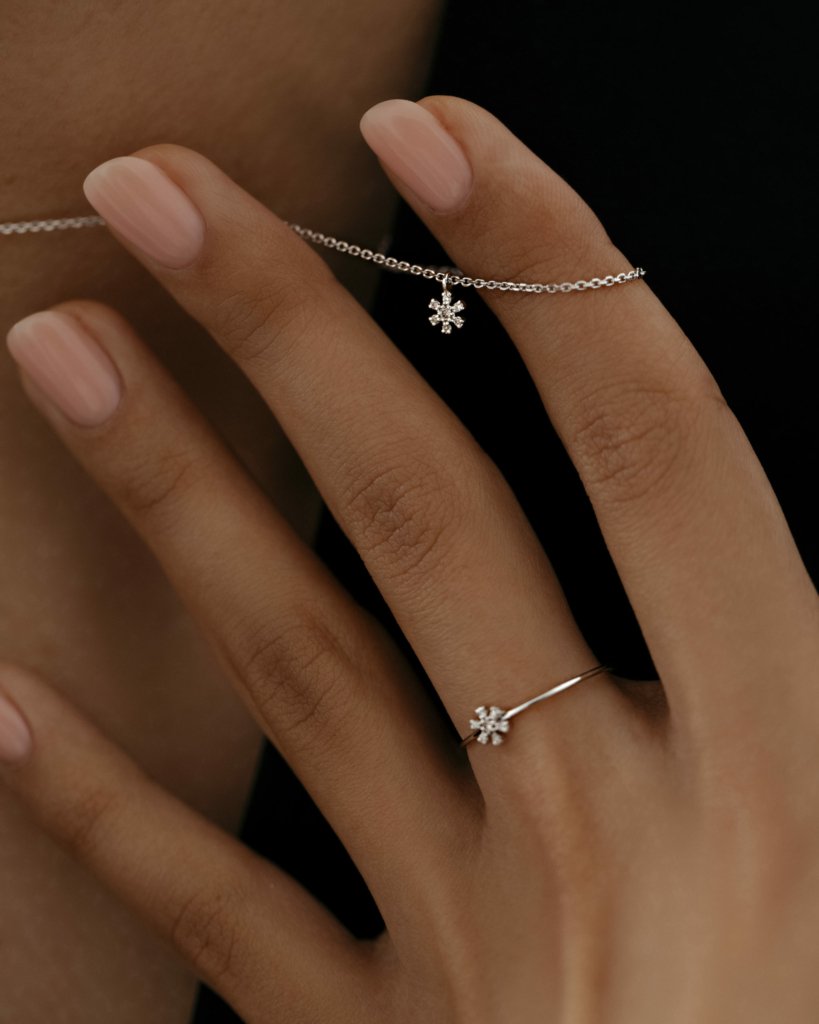 Кольцо из золота с бриллиантовым цветком