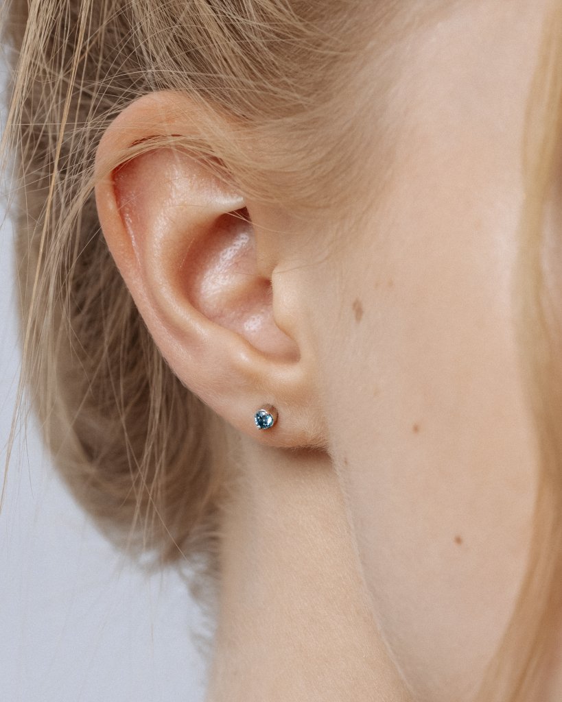 Серьга-гвоздик с голубым лабораторным микробриллиантом