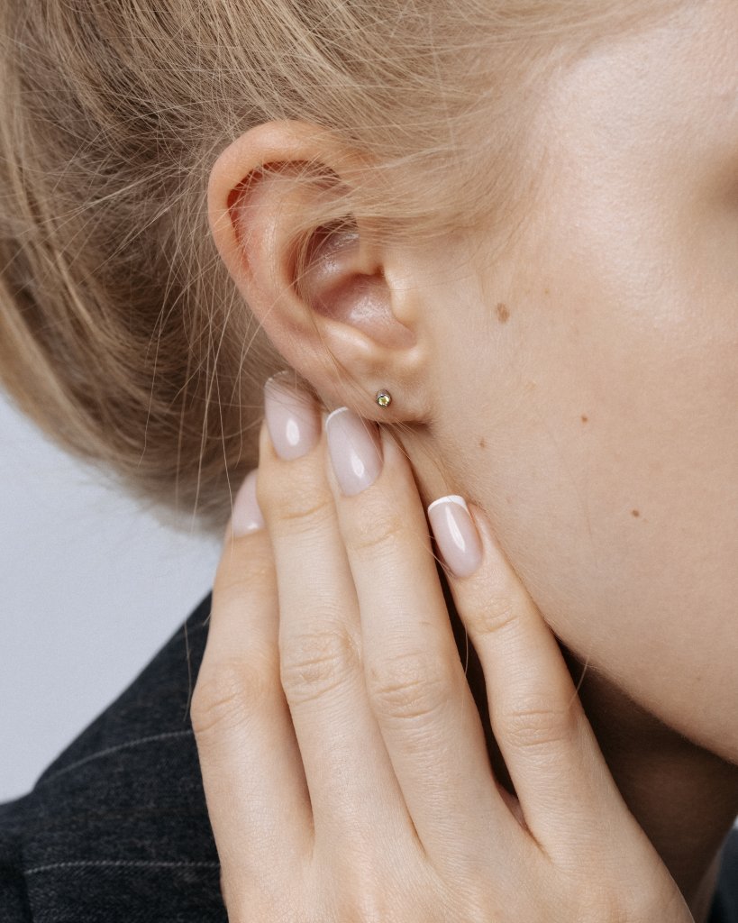 Серьга-гвоздик с желтым лабораторным микробриллиантом