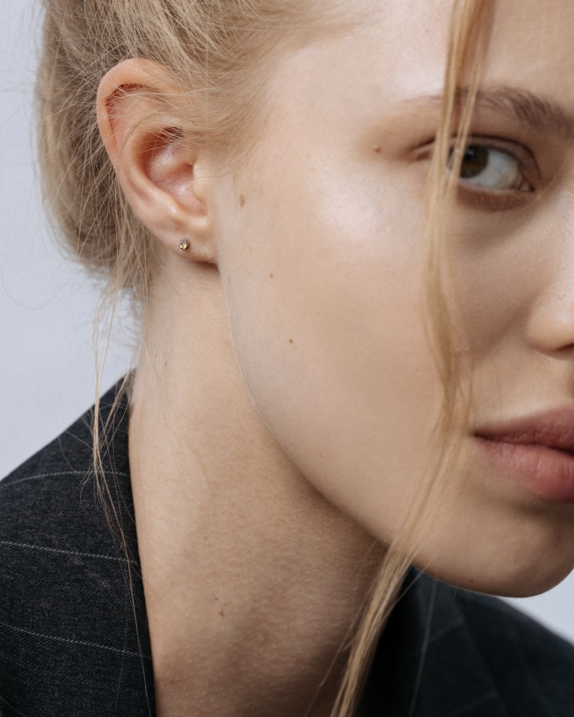 Серьга-гвоздик с желтым лабораторным микробриллиантом