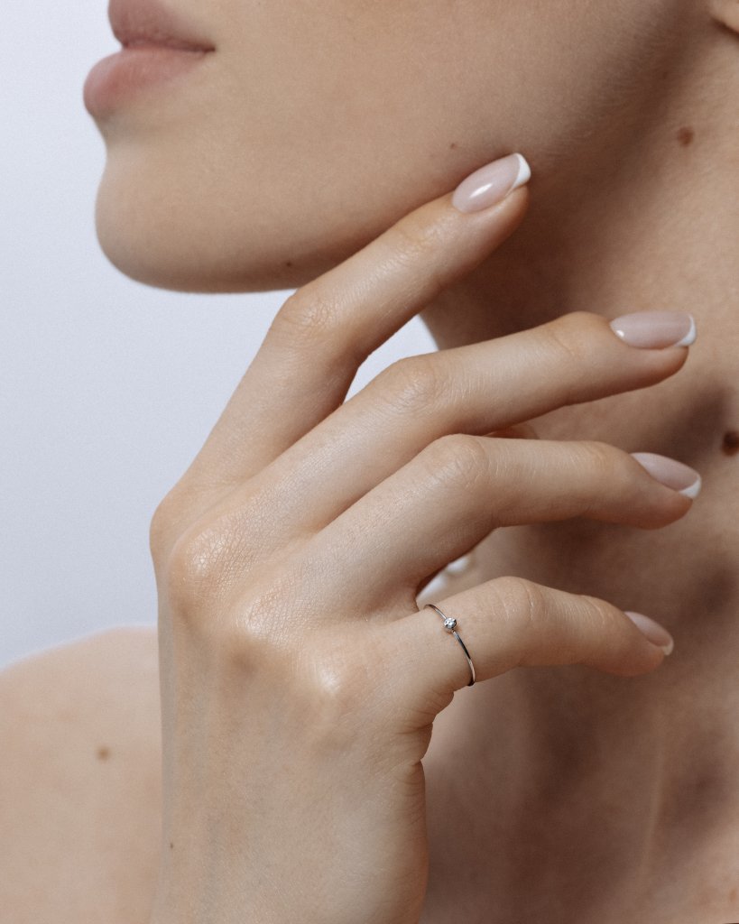 Кольцо из золота с микробриллиантом