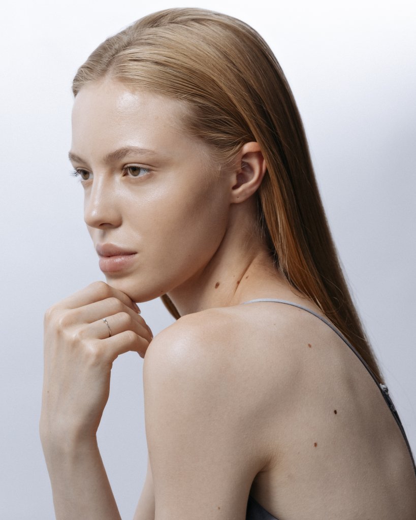 Кольцо с голубым лабораторным микробриллиантом