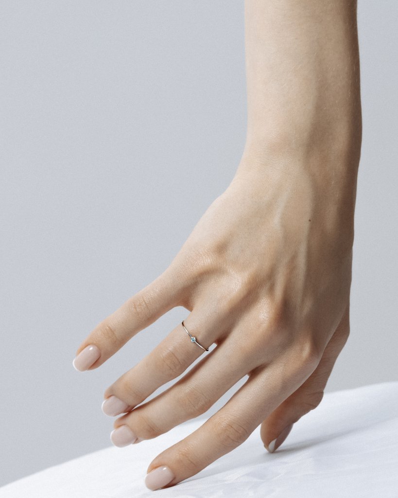 Кольцо с голубым лабораторным микробриллиантом