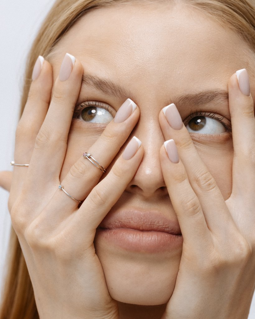 Кольцо с голубым лабораторным микробриллиантом