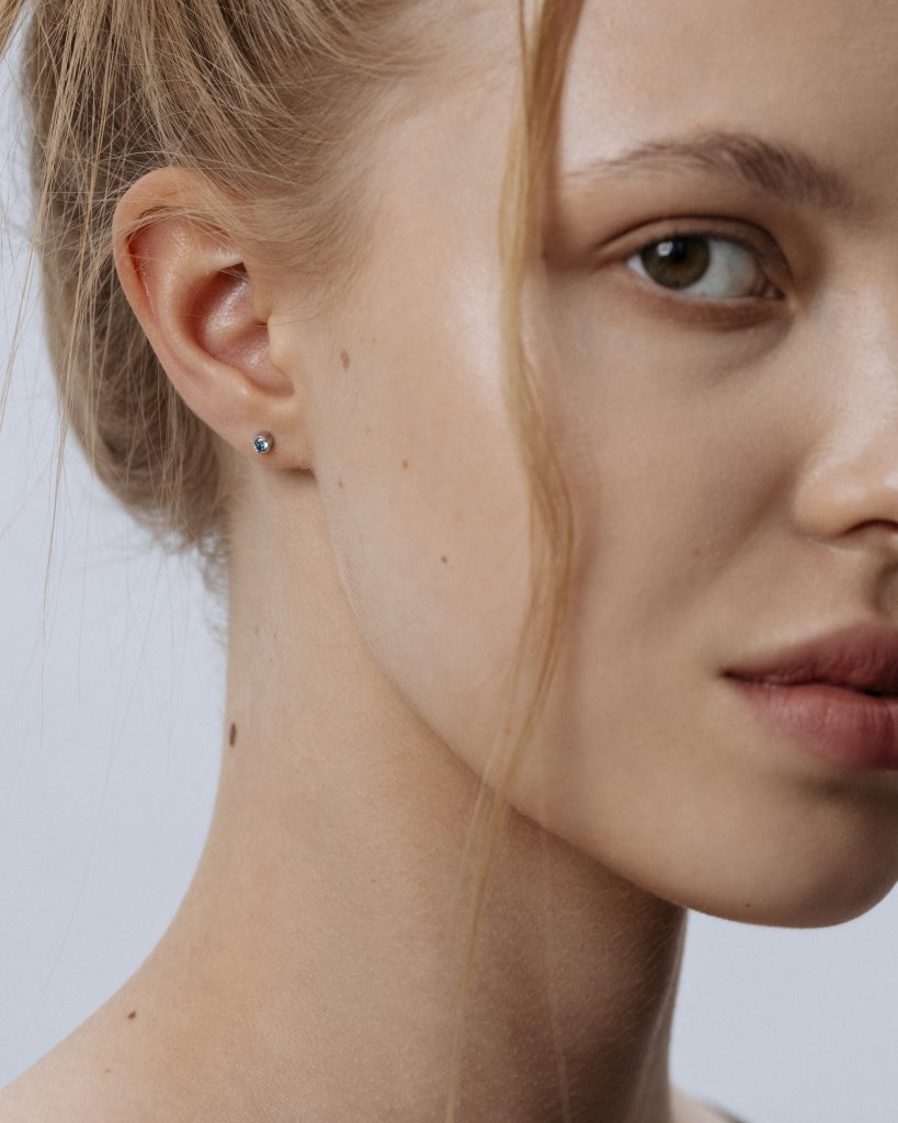 Серьга-гвоздик с голубым лабораторным микробриллиантом