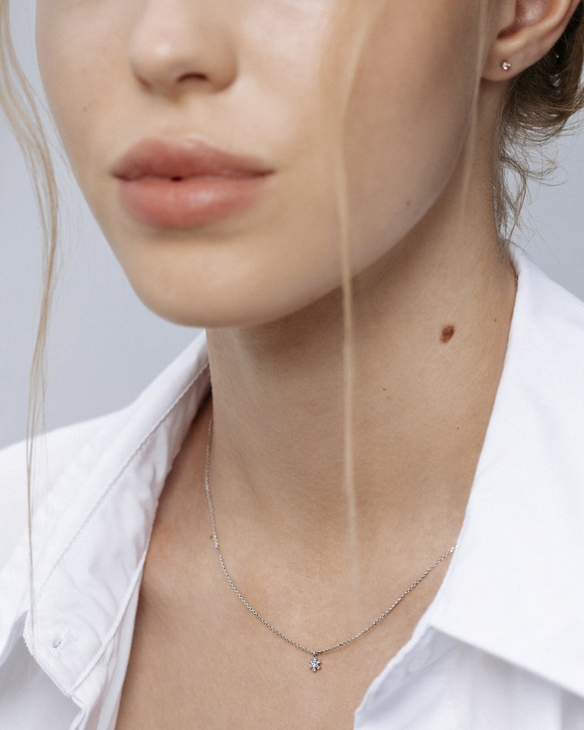 Подвеска-цветок из золота с микробриллиантами