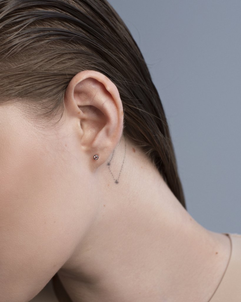 Серьга-гвоздик с розовым лабораторным микробриллиантом