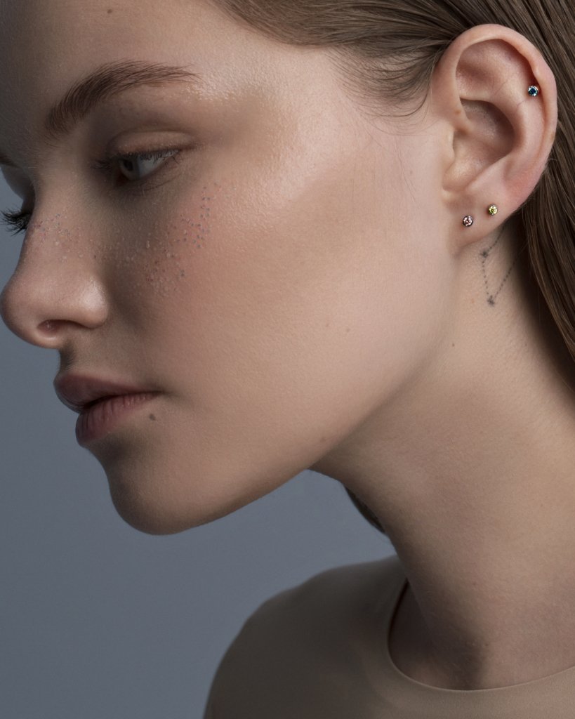 Серьга-гвоздик с розовым лабораторным микробриллиантом