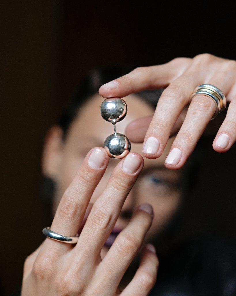 Моносерьга с самыми большими шарами