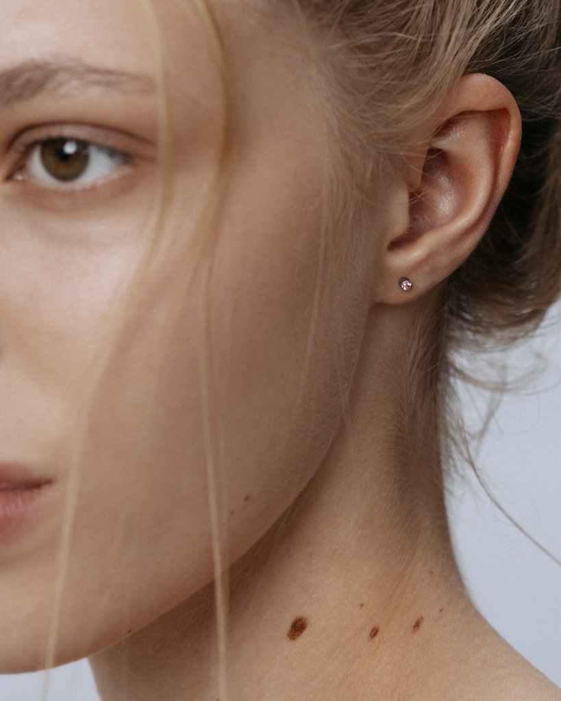 Серьга-гвоздик с розовым лабораторным микробриллиантом