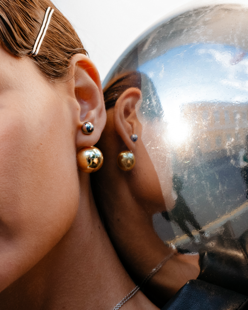 Моносерьга с большим золотым шаром