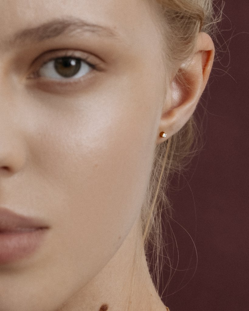 Серьга-гвоздик из желтого золота с микробриллиантом