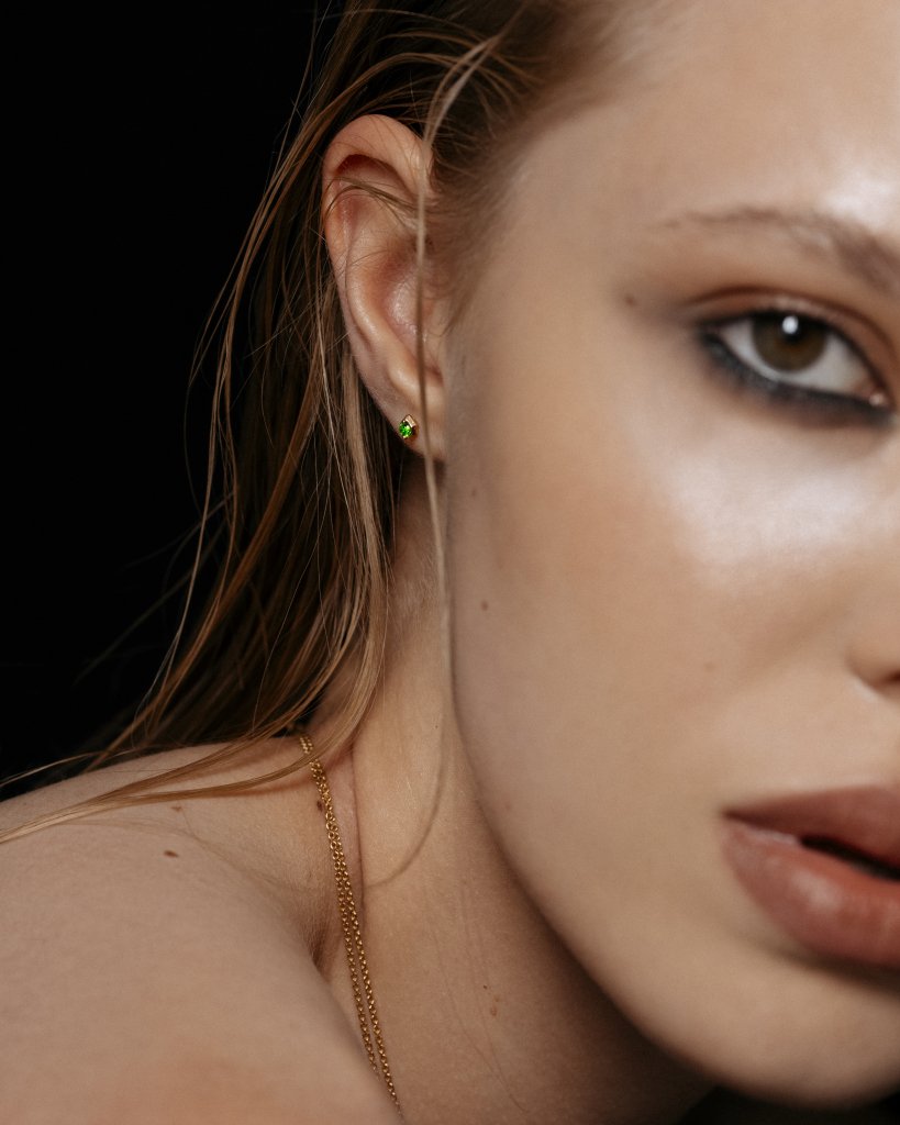 Серьги-гвоздики из желтого золота с демантоидом