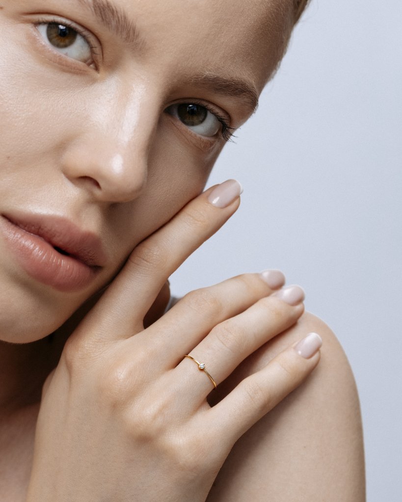 Кольцо из лимонного золота с микробриллиантом