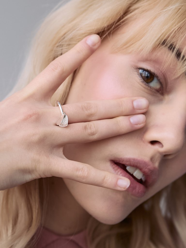 Кольцо с завлекалочкой