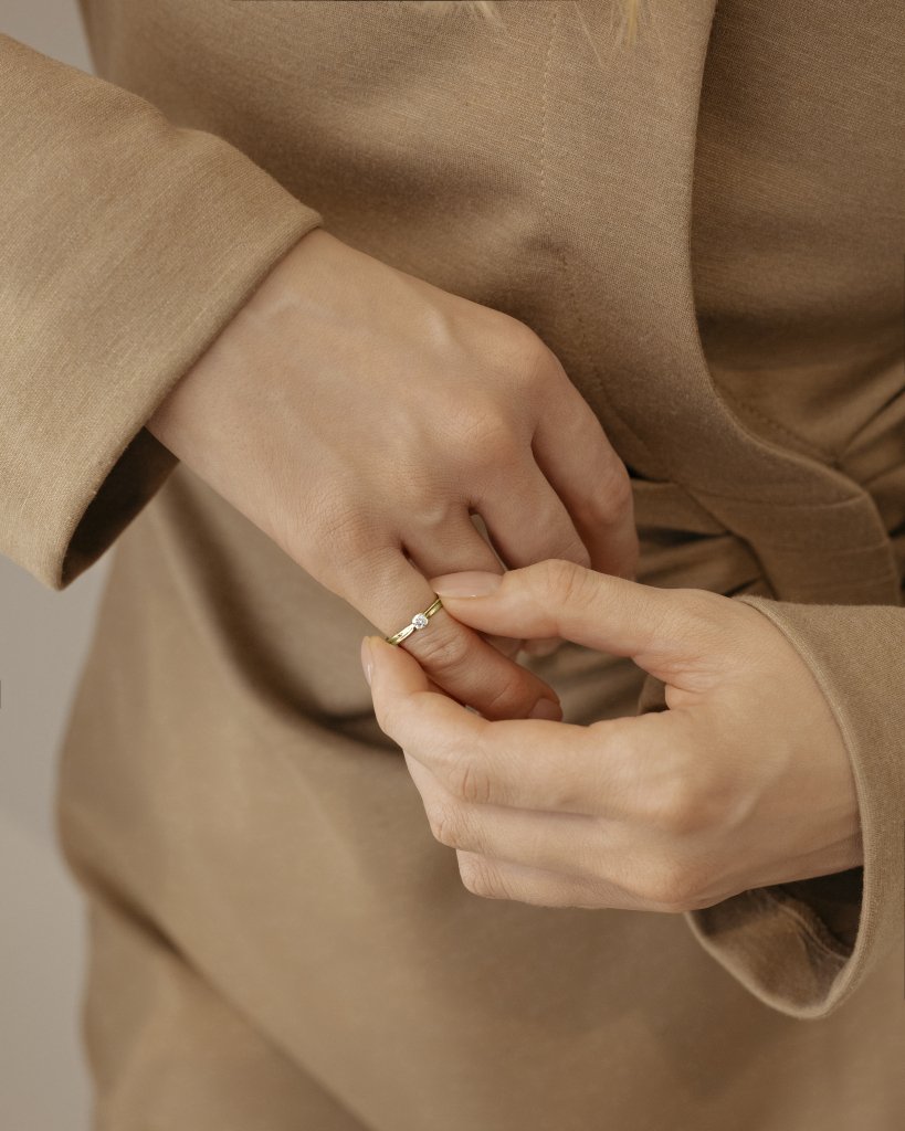 Кольцо с бриллиантом в кольце а-ля шелк в желтом золоте