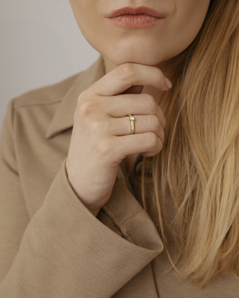 Кольцо с бриллиантом в квадрате в желтом золоте