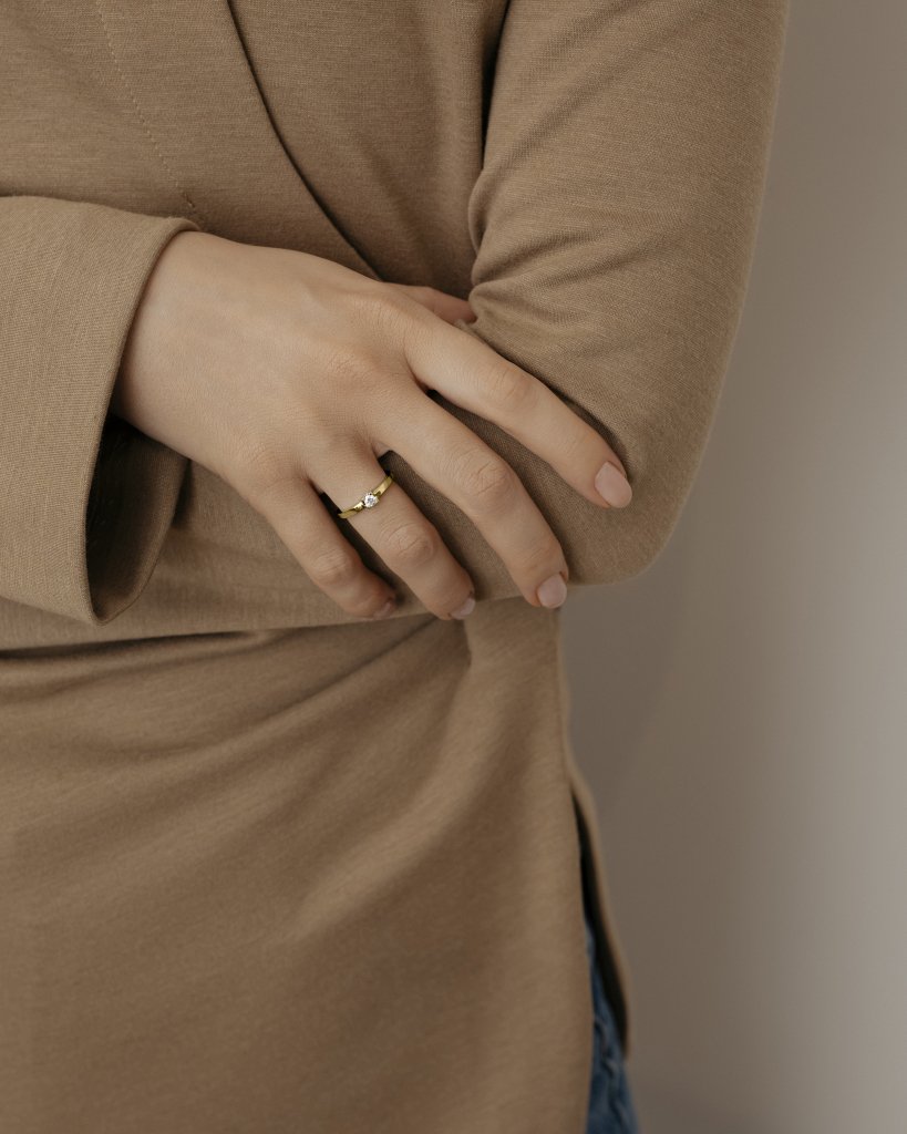 Кольцо с бриллиантом в квадрате в желтом золоте